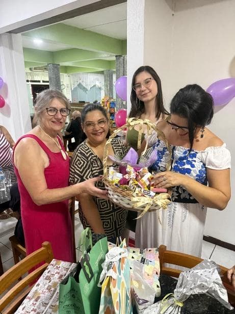 Amigos reunidos em ação solidária com presentes e cestinhas para os pacientes