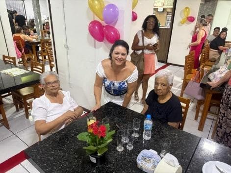 Encerramento da ação entre amigos com sorriso e gratidão