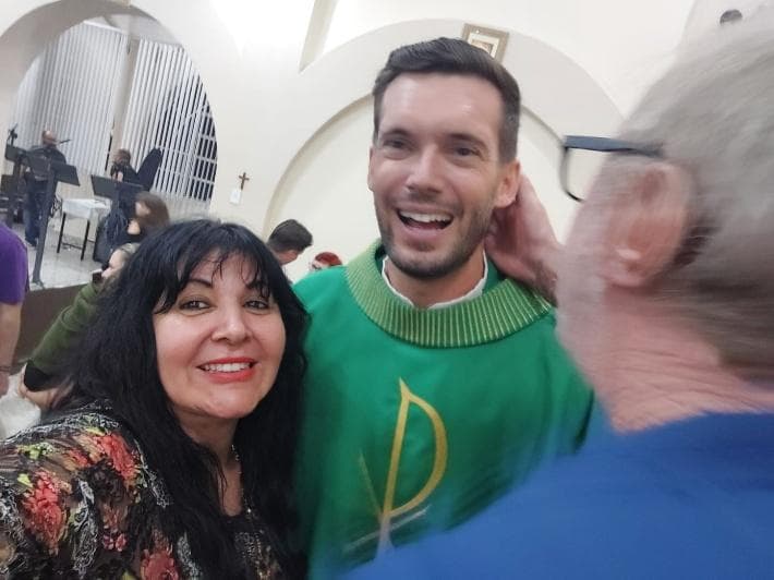 Alceu Roque com Andrea e padre em momento de gratidão pelo tratamento bem-sucedido