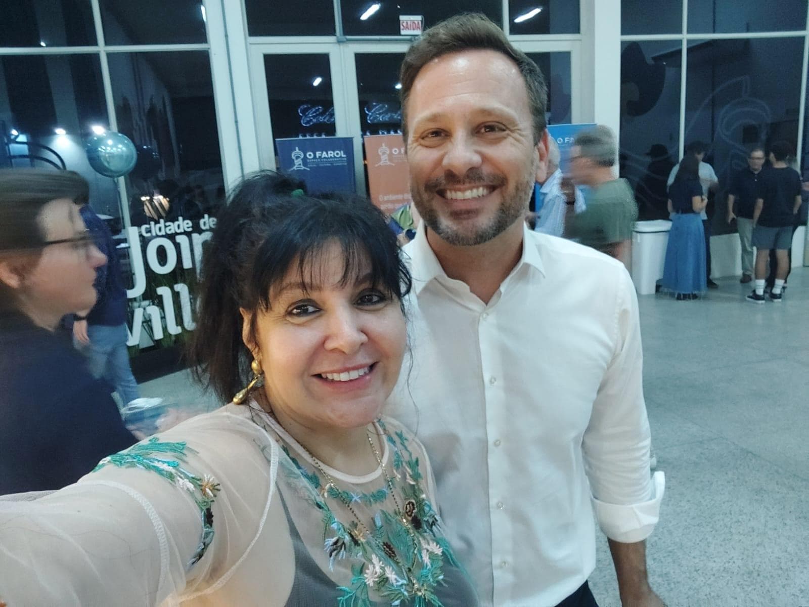 Andrea e o Prefeito de Joinville Adriano Silva no Farol do Saber durante apresentação do Instituto