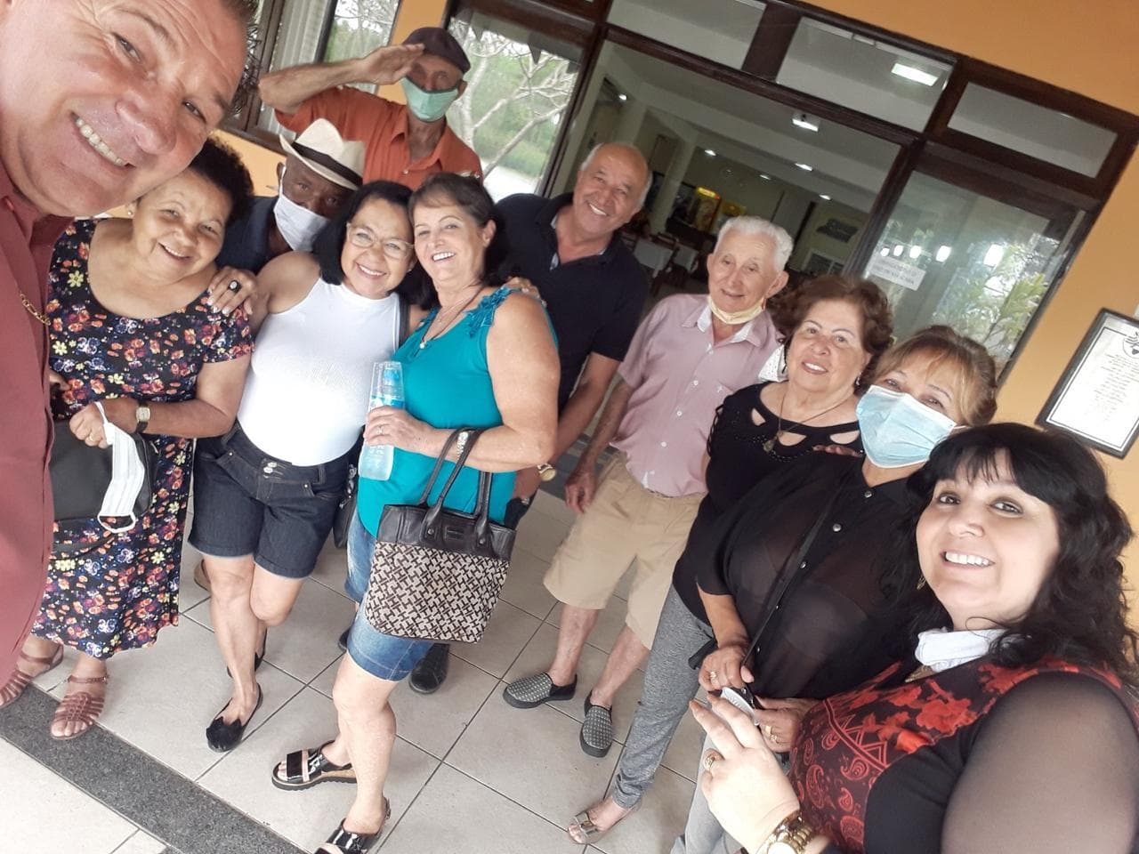 Grupo da terceira idade do Instituto reunido na comemoração de encerramento do ano