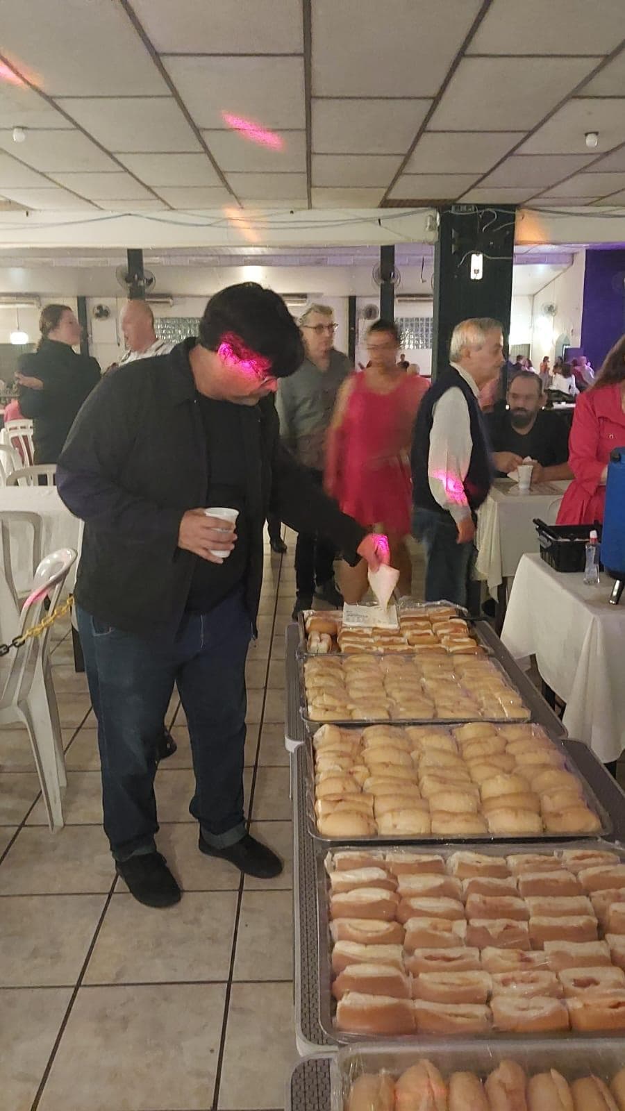 Mesa com alimentos e itens do evento beneficente de abril de 2025