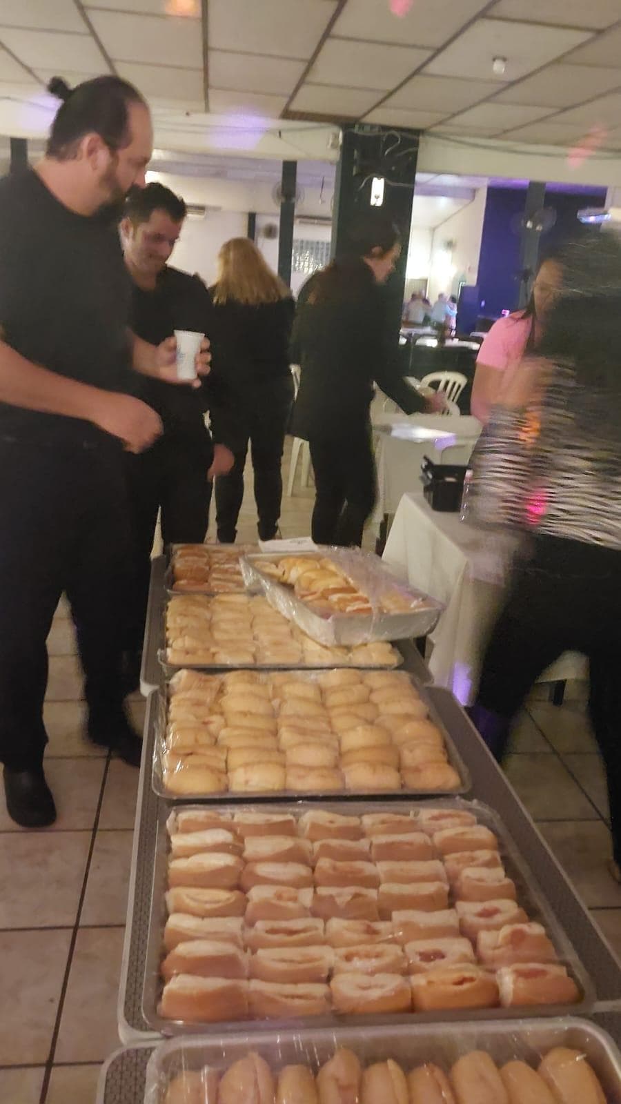 Participantes da terceira idade animando o evento beneficente