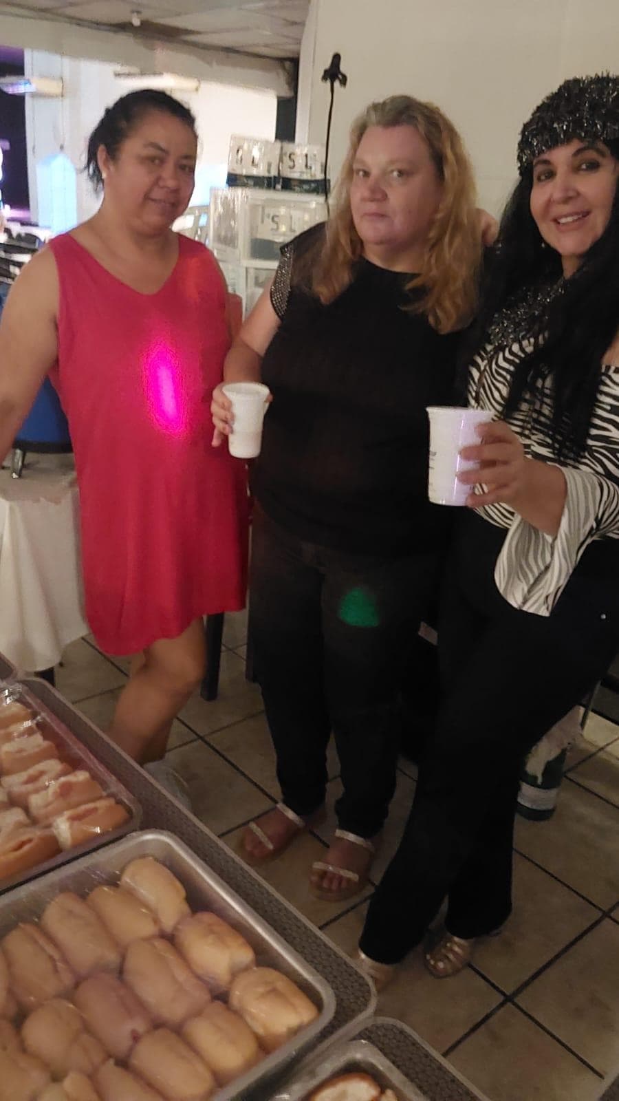 Ambiente festivo e solidário do evento beneficente de abril de 2025