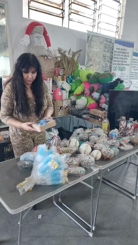 Preparativos do evento beneficente de junho com produtos organizados para venda
