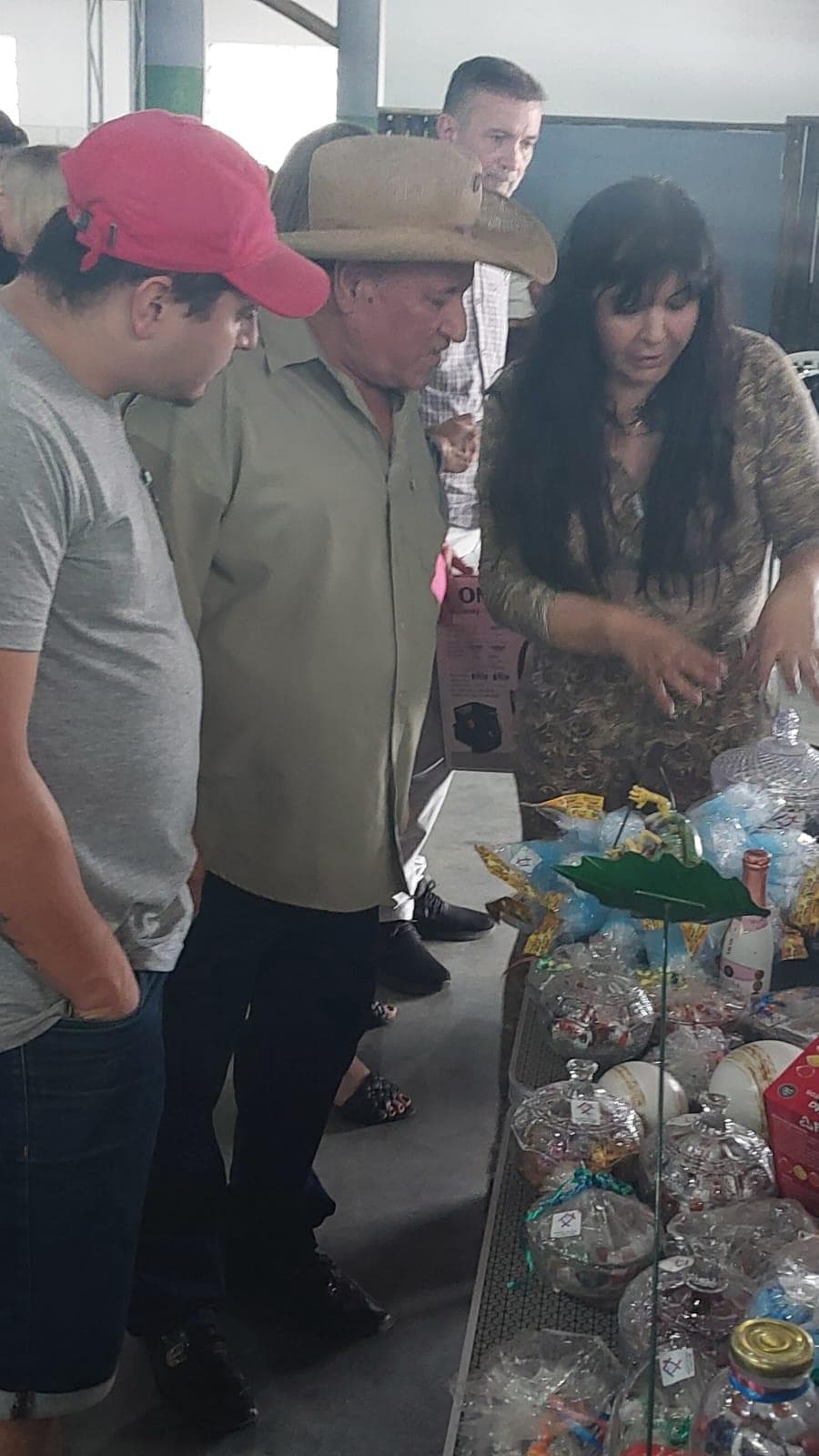 Terceira idade e familiares participando ativamente do evento beneficente