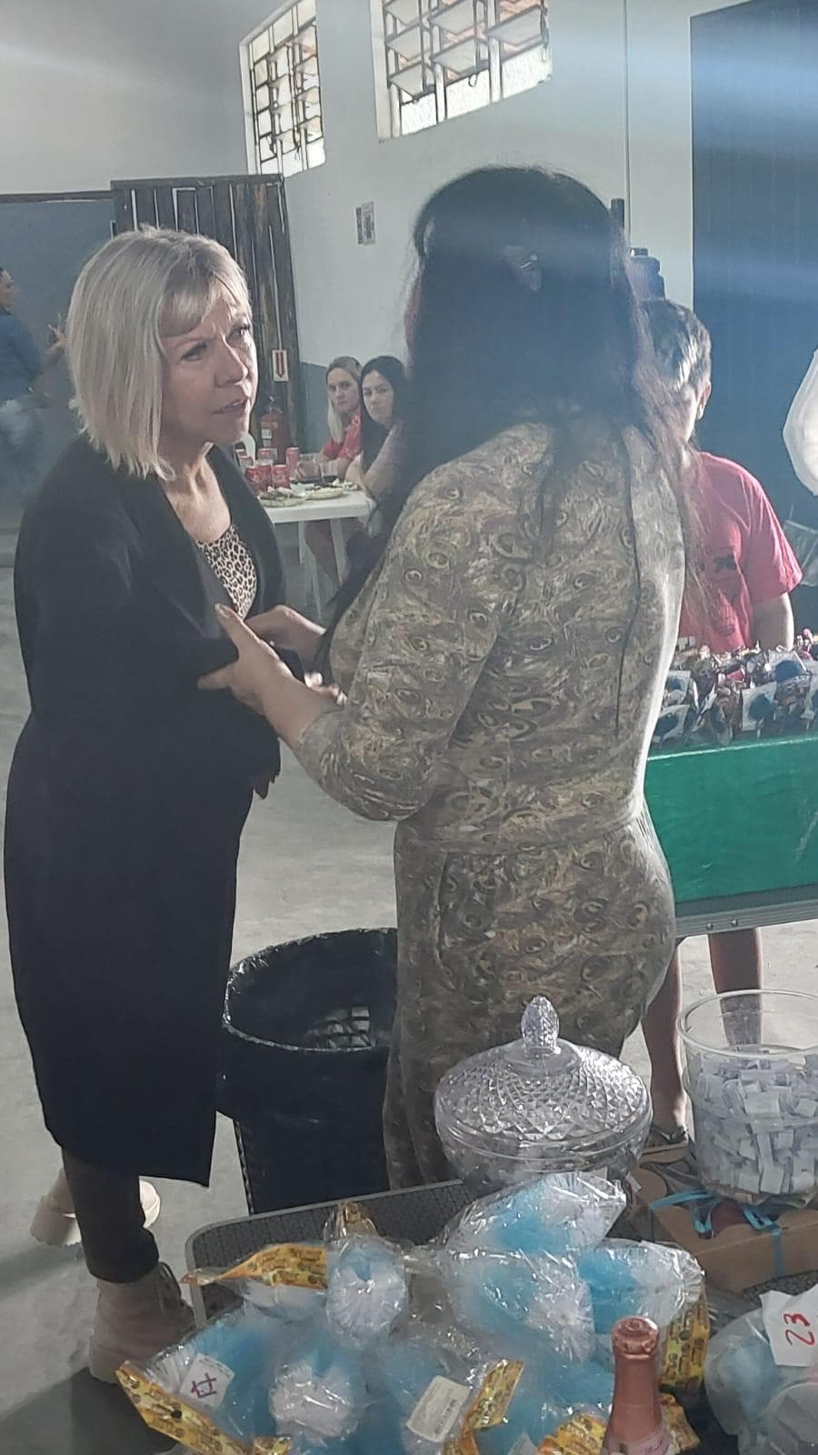 Ambiente festivo e acolhedor do evento beneficente de junho