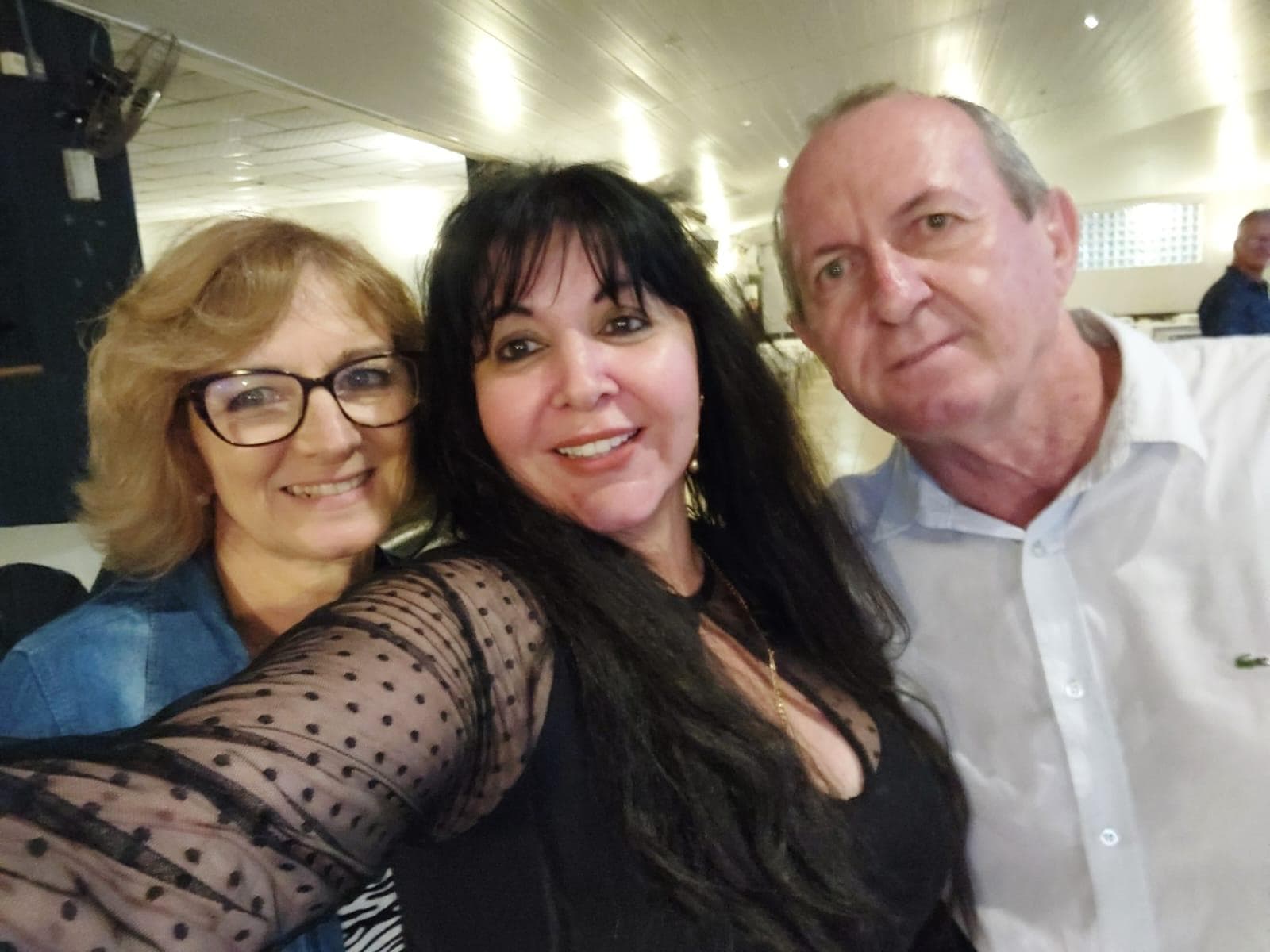 Milton e Vinícios com suas esposas em atendimento no Instituto do Câncer Sempre Com Você