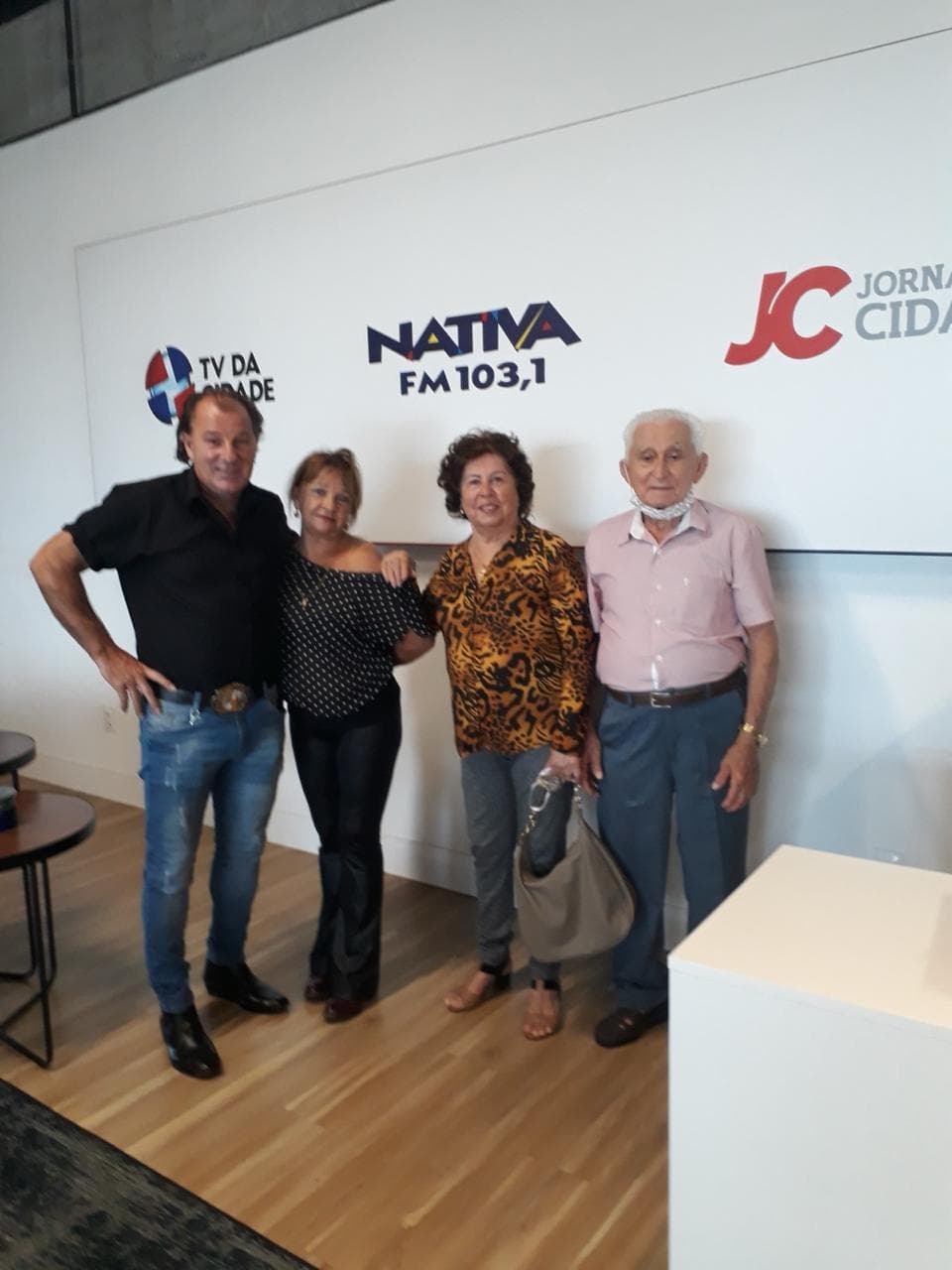 Pacientes do Instituto do Câncer Sempre Com Você na campanha da TV da Cidade de Joinville