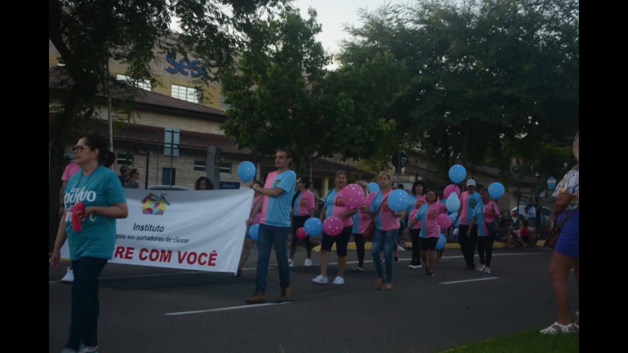 Voluntários marchando no desfile do aniversário de Joinville 169 anos