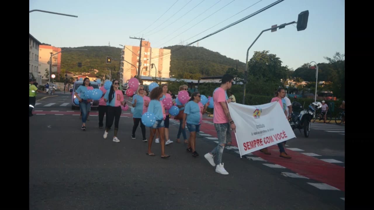 Pacientes e familiares participando do desfile de aniversário de Joinville