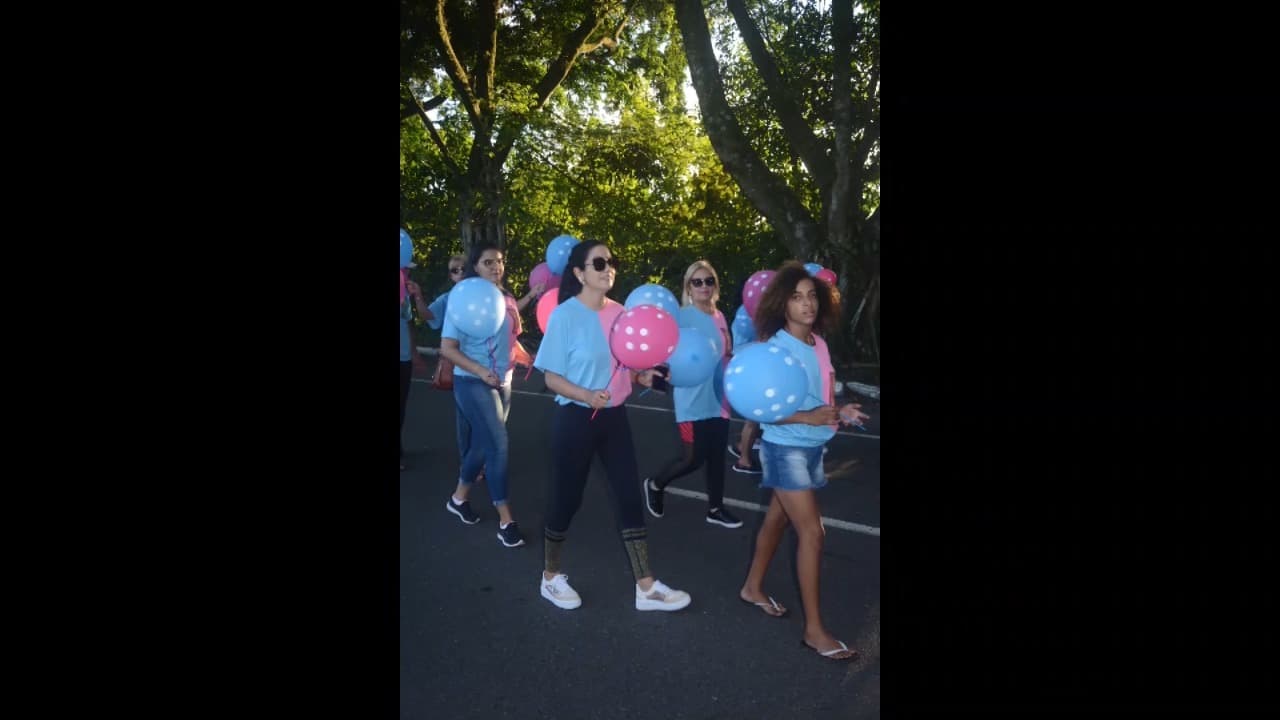 Crianças e voluntários desfilando com o Instituto do Câncer Sempre Com Você