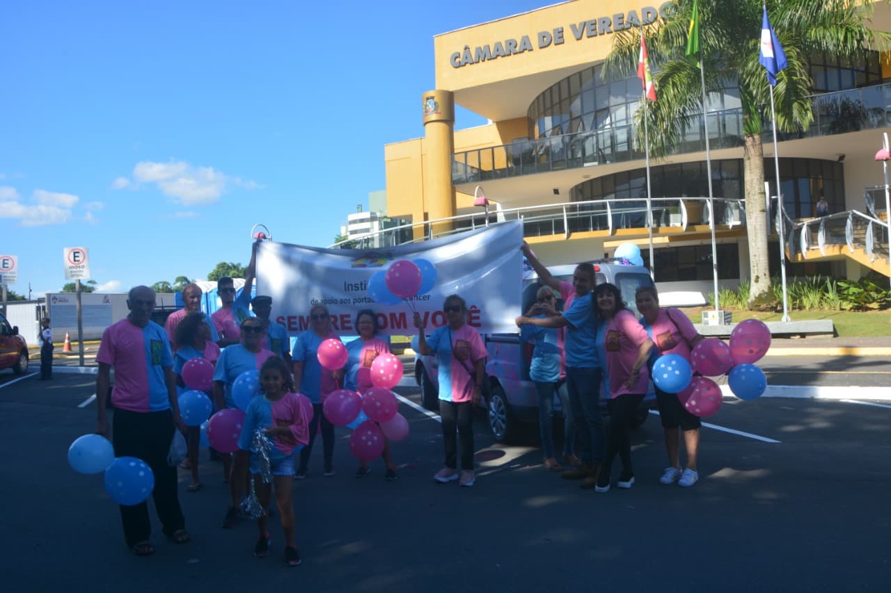 Instituto do Câncer Sempre Com Você representado com entusiasmo no desfile de Joinville