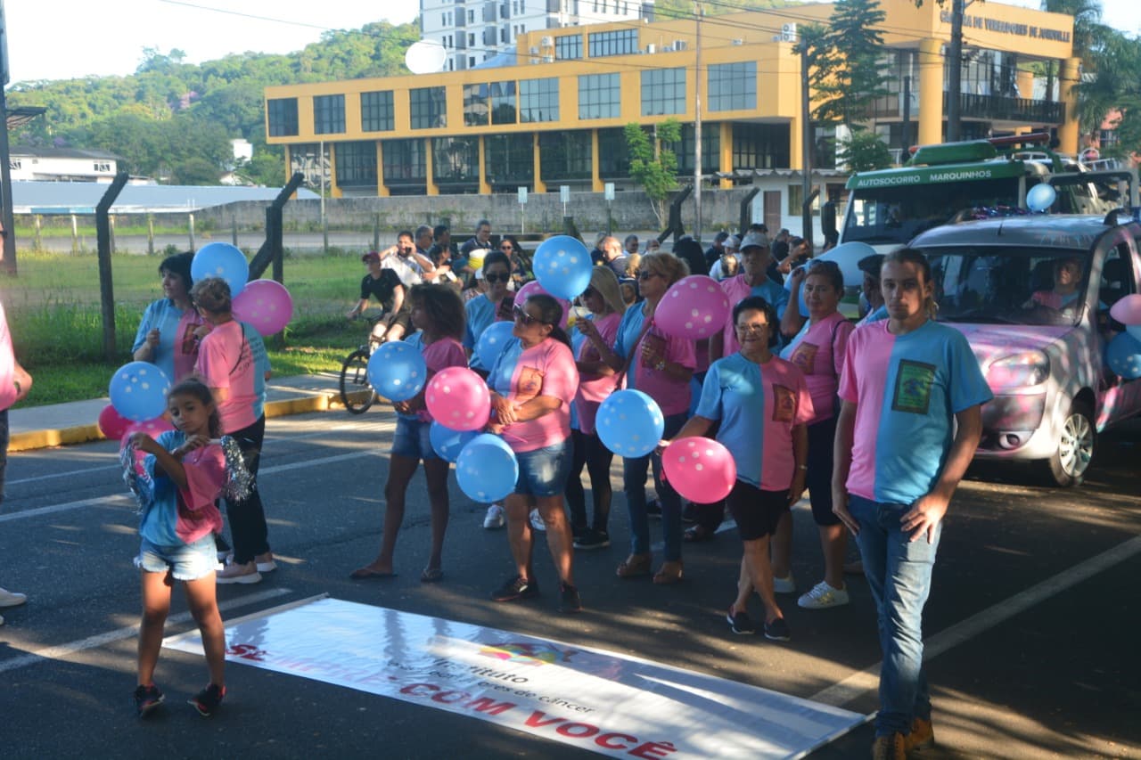 Participantes do Instituto com camisetas e balões no desfile de Joinville