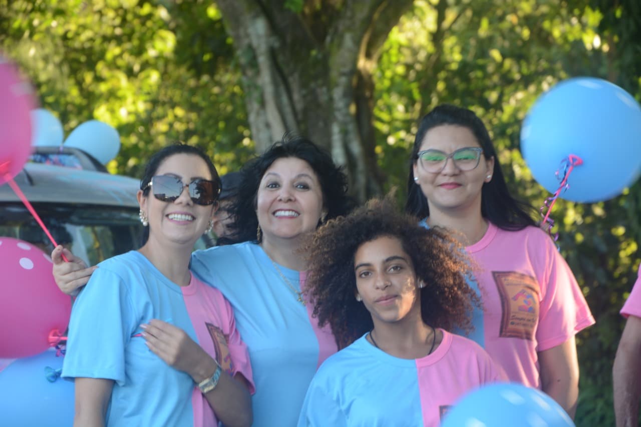 Grupo do Instituto do Câncer Sempre Com Você encerrando o desfile dos 169 anos