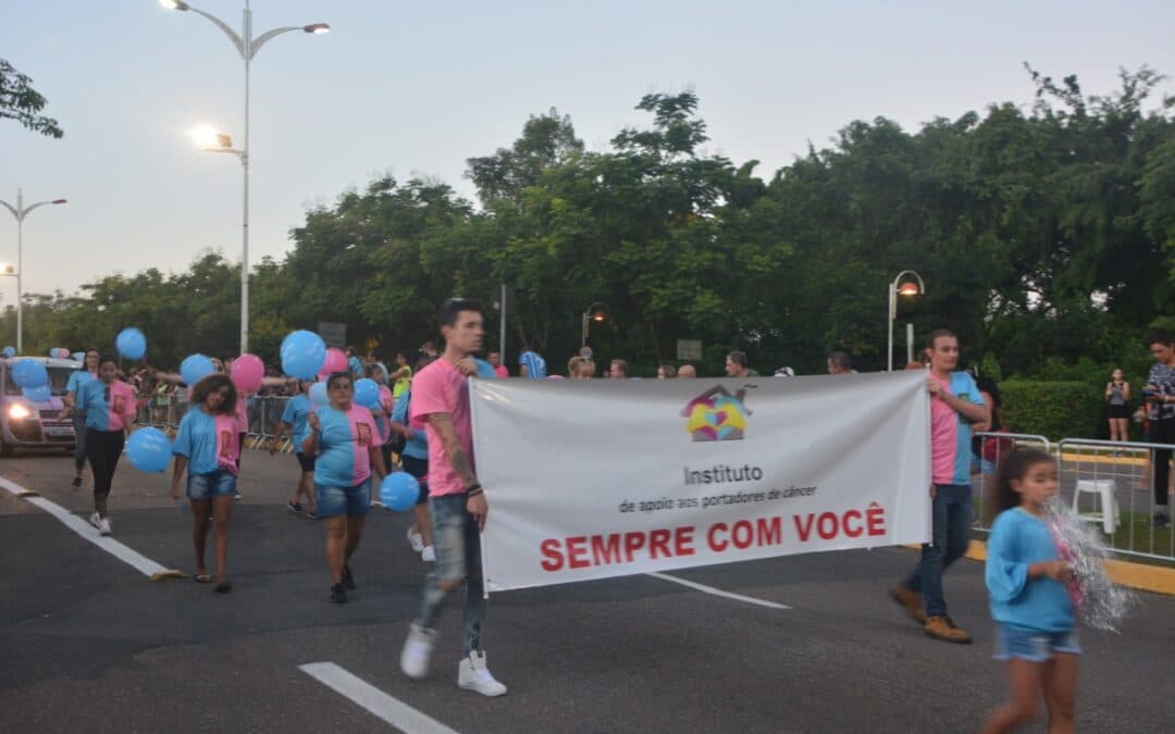 Foto destacada do Instituto do Câncer Sempre Com Você no desfile dos 169 anos de Joinville