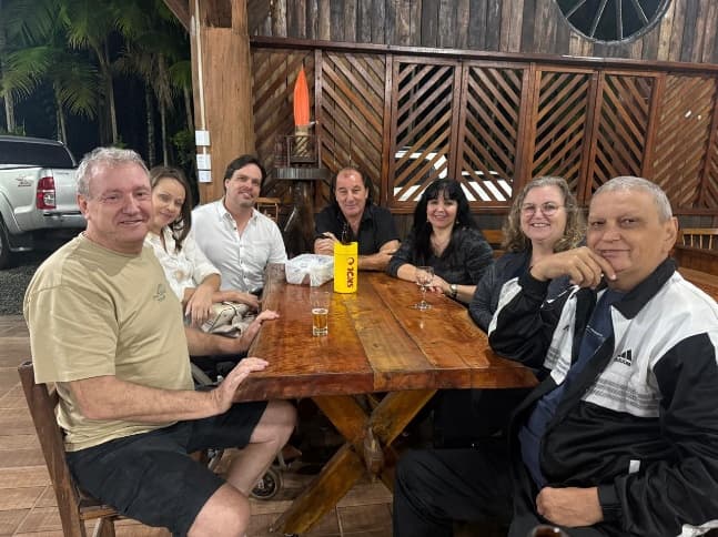 Grupo reunido em conversa sobre apoio emocional e direitos da paciente