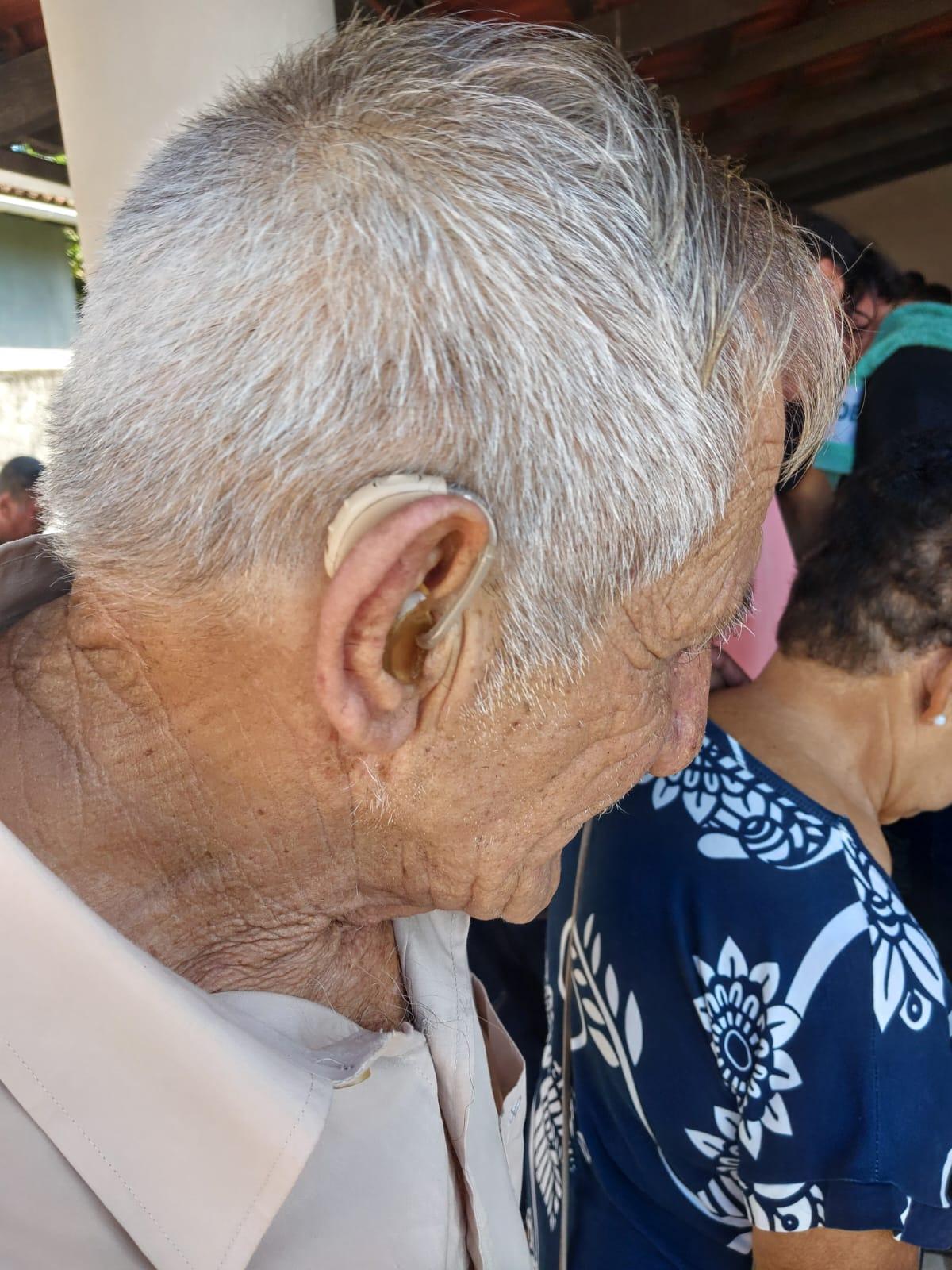 Senhor Paulo, de 76 anos, com o aparelho auditivo conquistado com apoio do Instituto