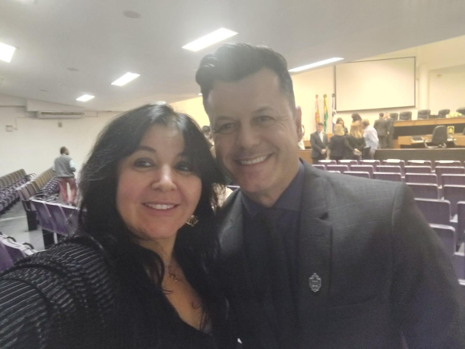 Andrea com o Vereador Brandel Junior: apoio ao Instituto na Câmara de Joinville